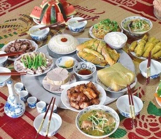 Giỗ bố, các chị chồng giao ‘dâu trưởng lo’, 11h trưa mới kéo nhau về ăn, nhìn mâm cỗ bày ra tất cả lục tục đi về